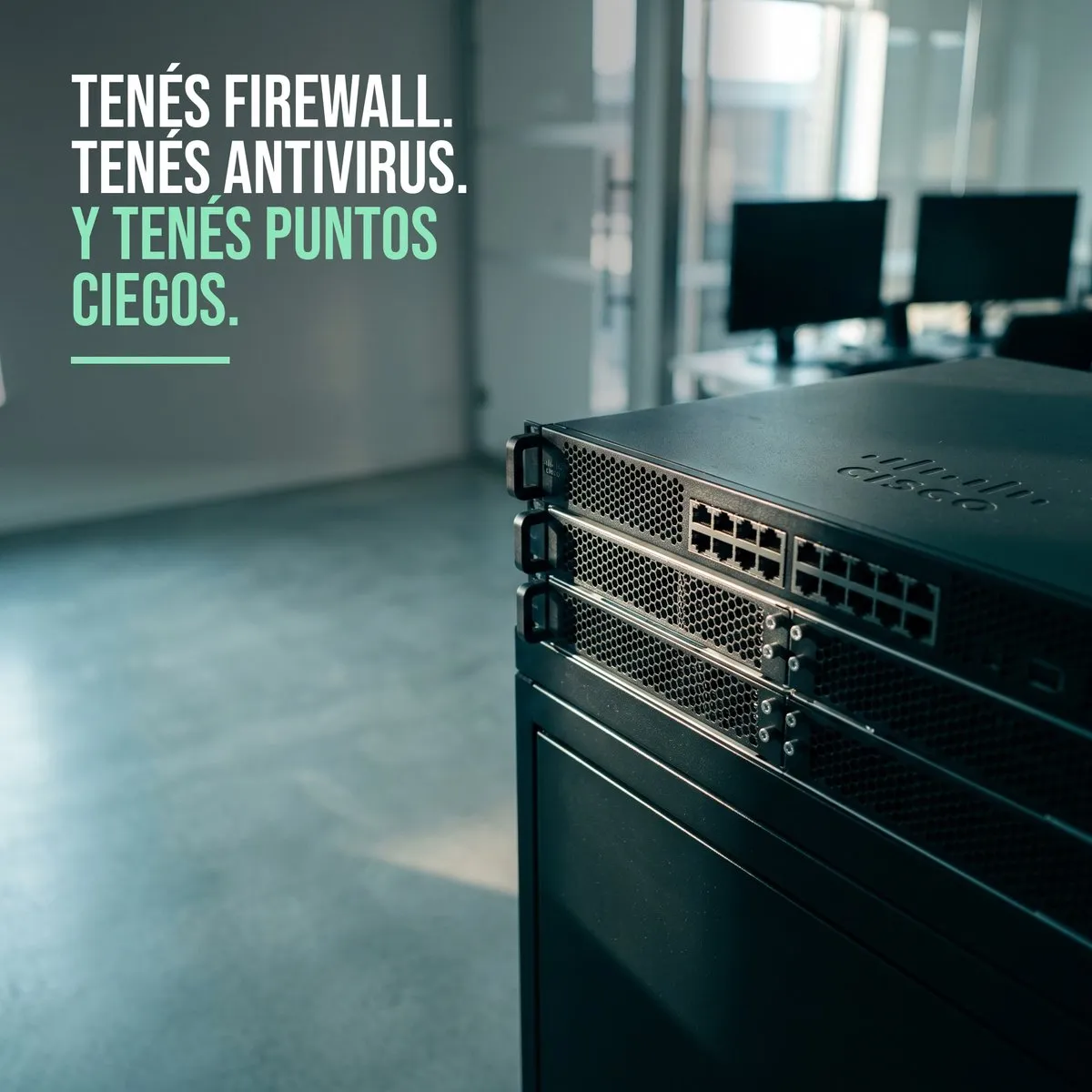 Appliance de seguridad de red Cisco montado en rack, visto desde arriba en una sala de operaciones