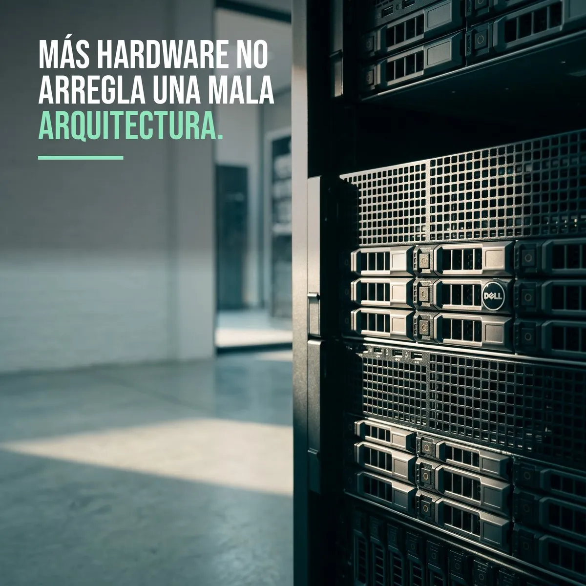Primer plano del frente de un servidor Dell en rack, con sus bahías de disco y rejilla de ventilación