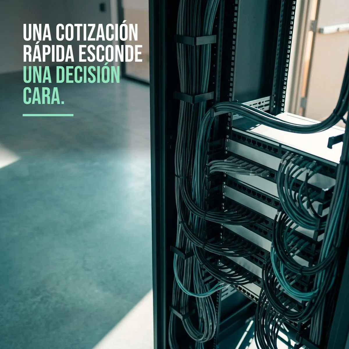 Parte trasera de un rack con cableado estructurado ordenado y patch panels