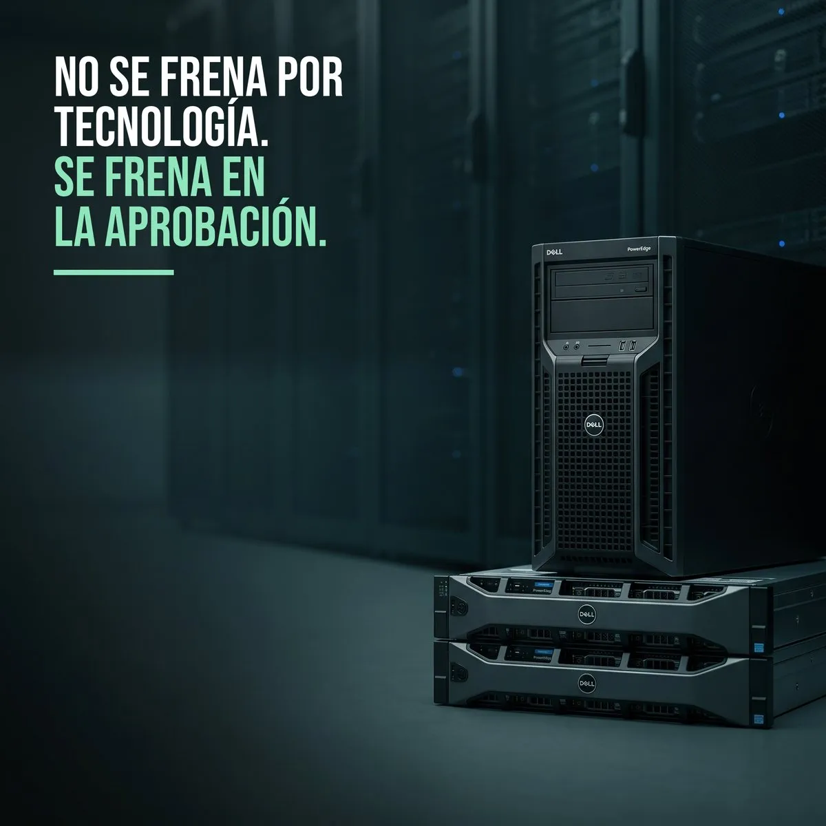 Servidor Dell PowerEdge en formato torre apoyado sobre dos equipos de rack, en un pasillo de datacenter